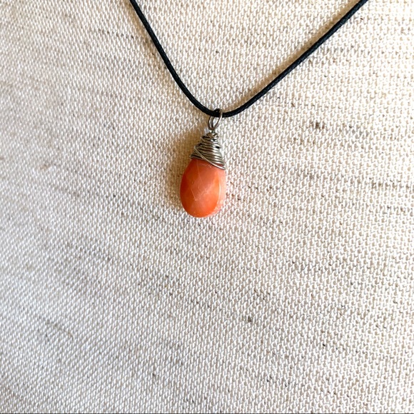 Delicate faceted teardrop pendant necklace Peachy orange Boho style Small stone - Picture 7 of 7